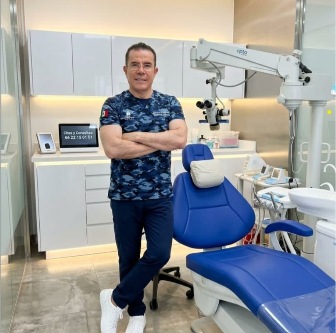 Dr. Sigifredo Arredondo Gálvez en su consultorio de endodoncia en Hermosillo
